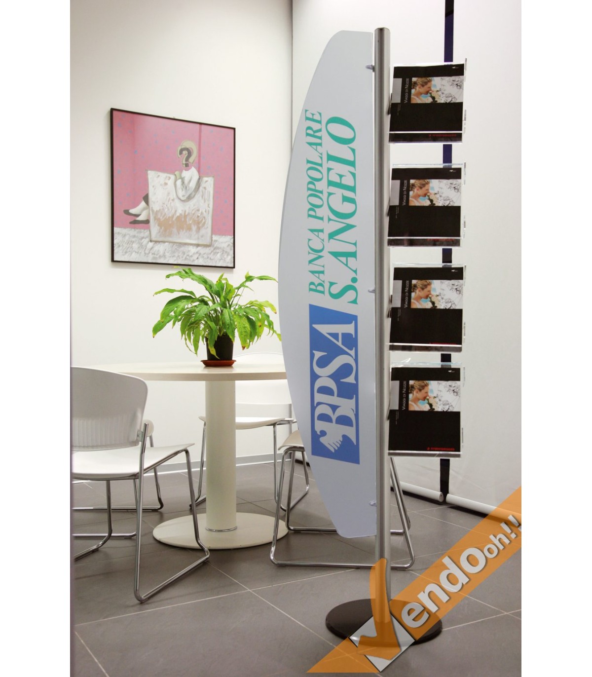 ESPOSITORE PUBBLICITARIO DA PAVIMENTO A VELA A PIANTANA CON RIPIANI A4 ALMA011