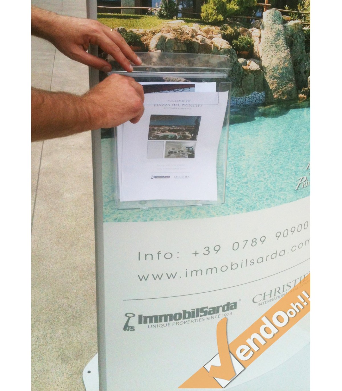 TOTEM PUBBLICITARIO ESPOSITORE DA TERRA BIFACCIALE COMUNICAZIONI E INDICAZIONI