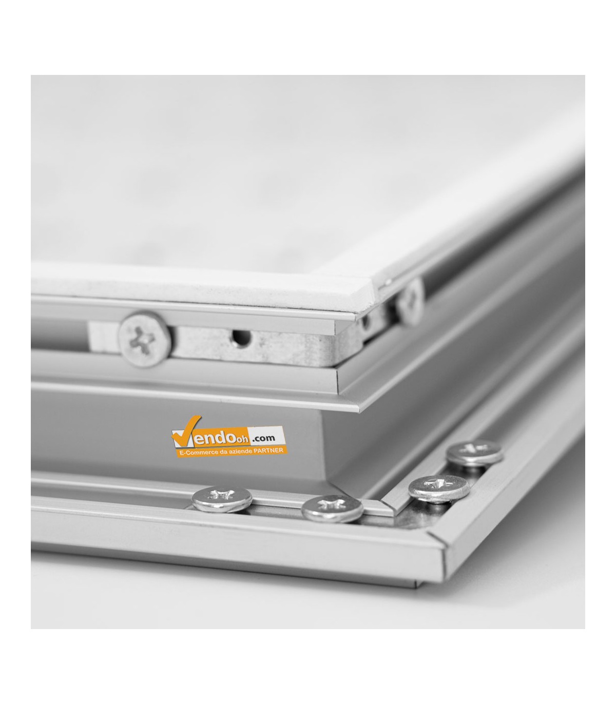 DETTAGLIO CORNICE BACHECA PORTA CHIAVI CON SERRATURA 45 POSTI VERTICALE UFFICIO HOTEL OFFICINA