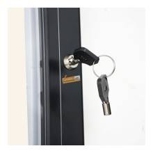 DETTAGLIO SERRATURA BACHECA DA ESTERNO A LED,IN ALLUMINIO,COLORE NERO,CON SERRATURA E CHIAVE INCLUSI