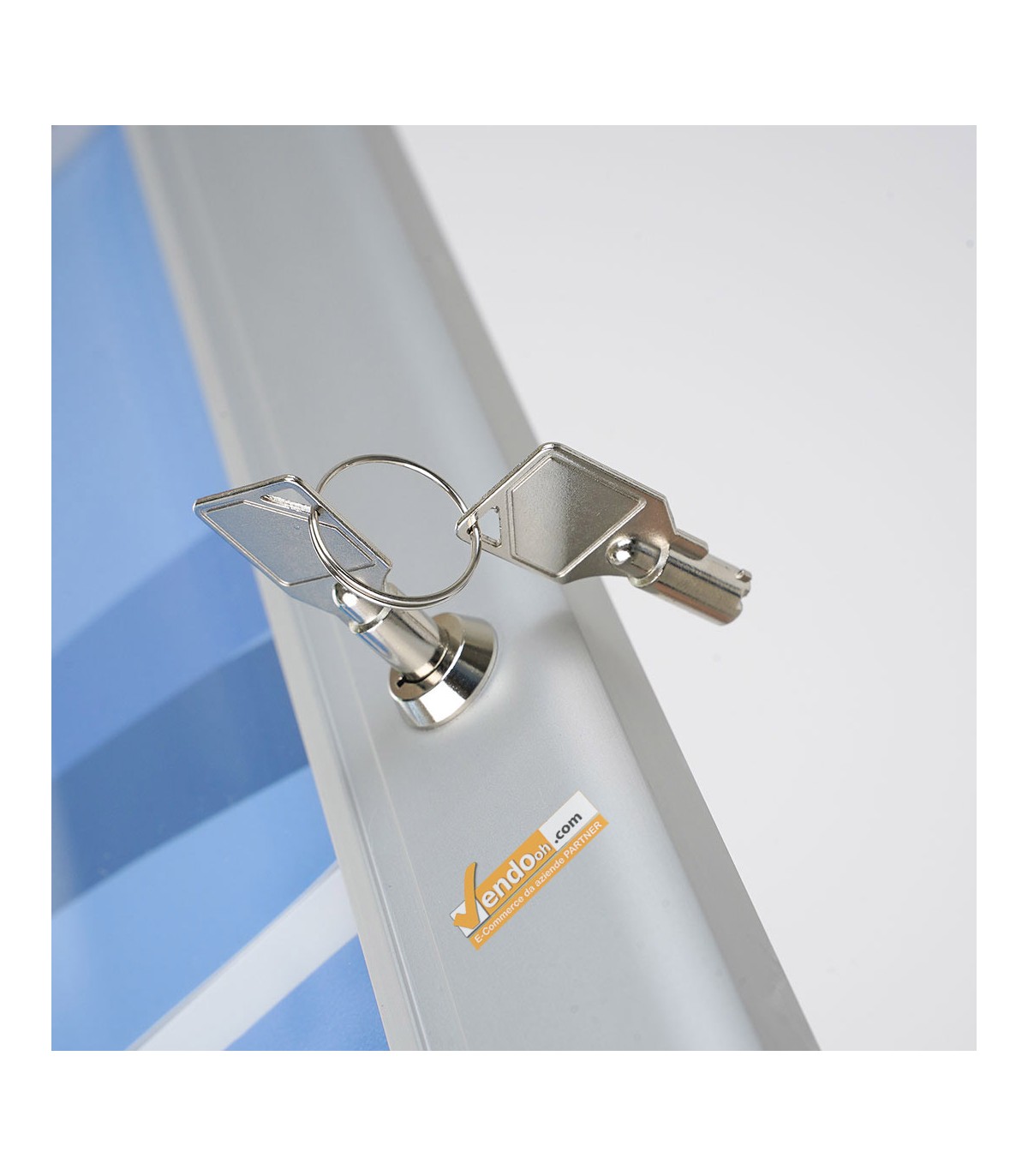 DETTAGLIO SERRATURA BACHECA ESPOSITORE PORTA MENU DA PAVIMENTO PER ESTERNO FORMATO 4XA4 RISTORANTE