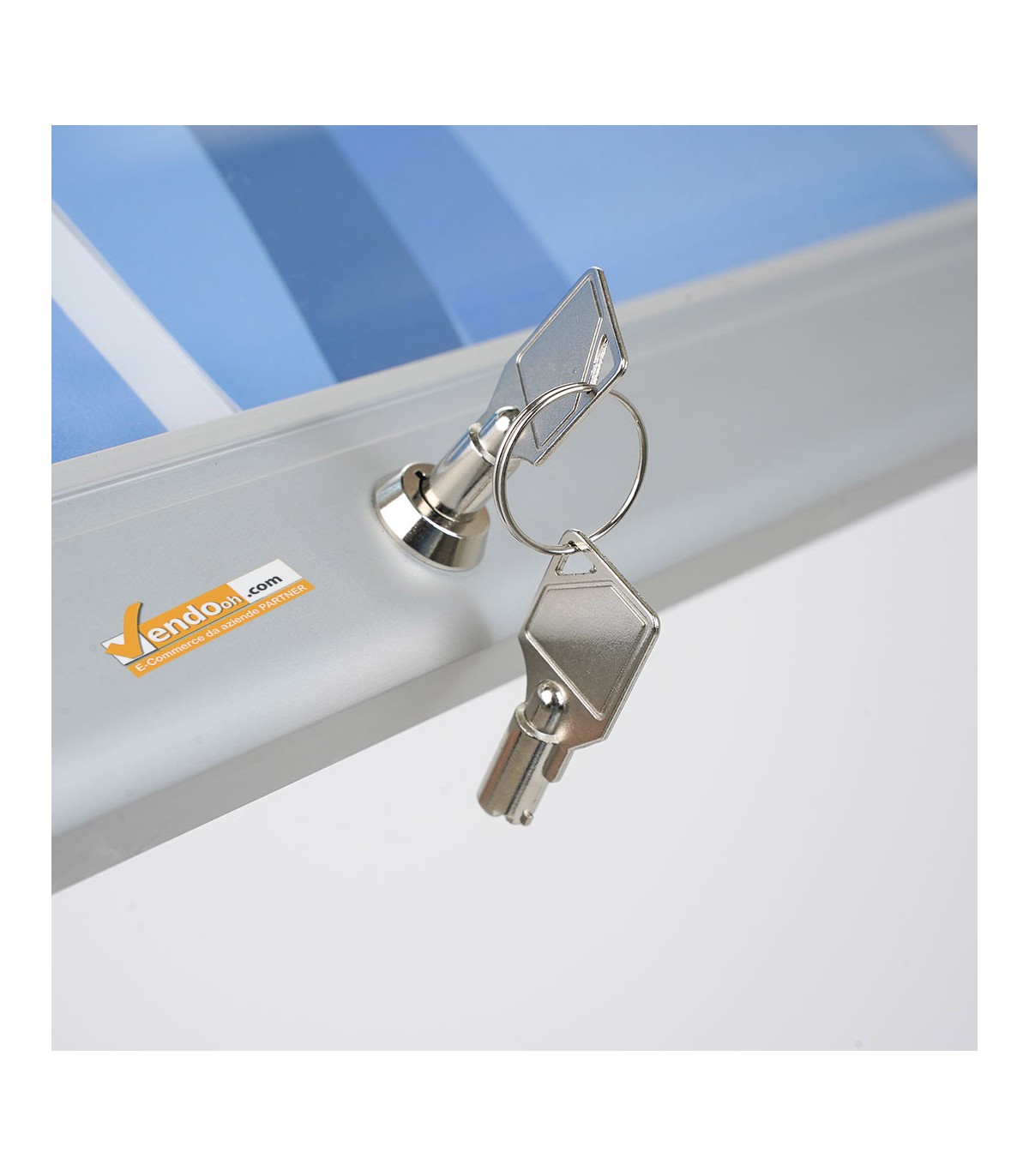 DETTAGLIO SERRATURA ESPOSITORE LUCE LED DA ESTERNO PORTA MENU DA PAVIMENTO ILLUMINATO FORMATO 1XA4