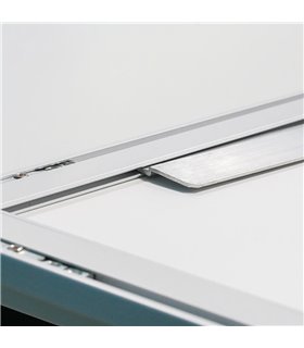 DETTAGLIO DEL GANCIO DELLA CORNICE RETRO ILLUMINATA A LED FORMATO A4 DA TAVOLO E PARETE PORTA FOTO E DEPLIANT IN ALLUMINIO