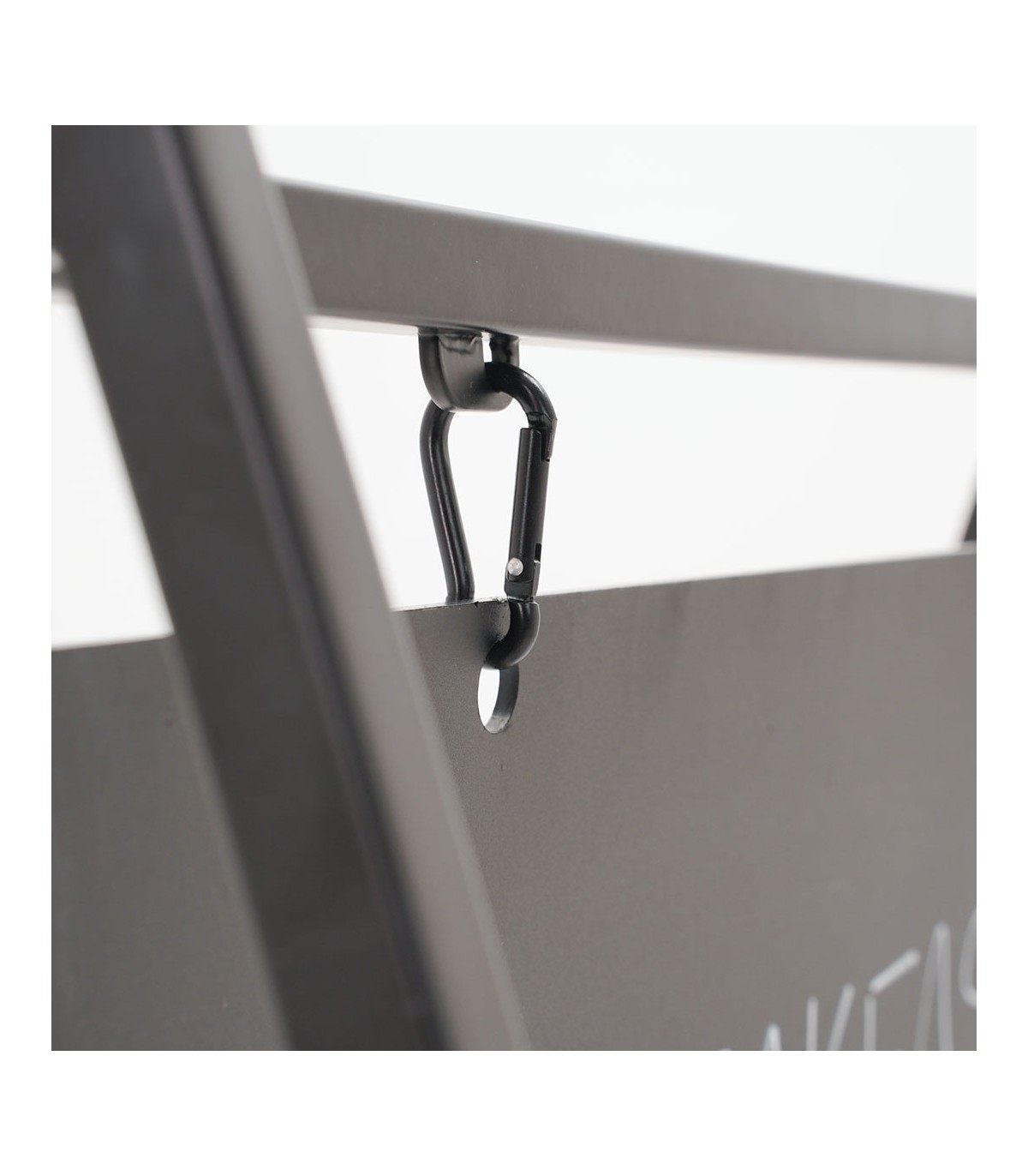 CAVALLETTO PUBBLICITARIO BIFACCIALE IN METALLO CON LAVAGNA SCRIVIBILE A GESSO A PENZOLONI STACCABILE