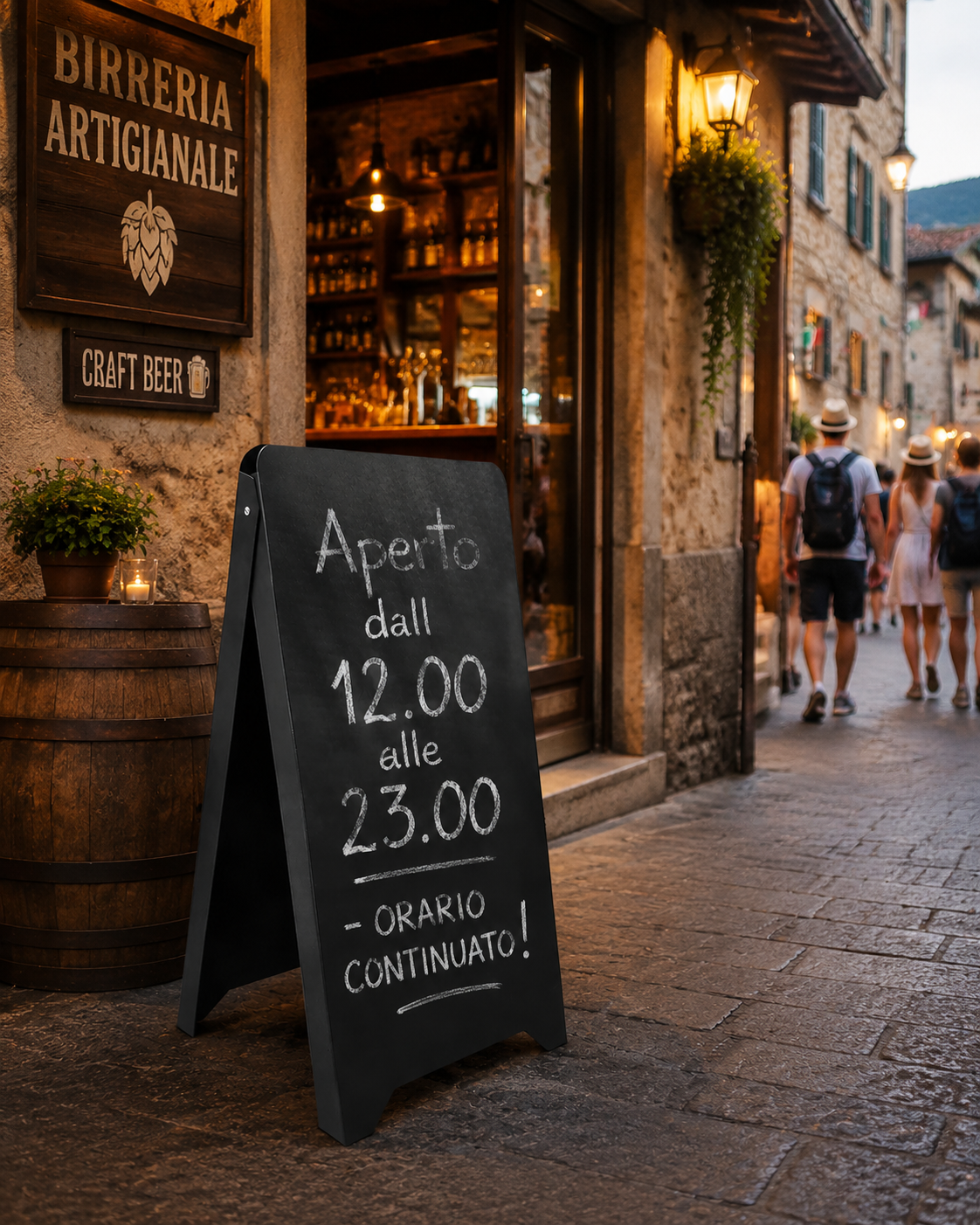 Dimensioni del cavalletto pubblicitario 118 x 61 cm a confronto con una persona